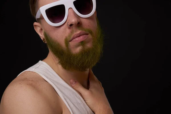 Vousatý macho muž v bílém tričku sluneční brýle módní tetování — Stock fotografie