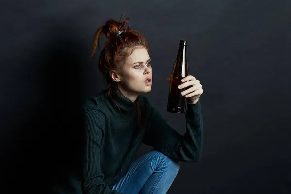 Жінка з пляшкою алкоголю курить сигарету депресії синці під очима емоції — стокове фото