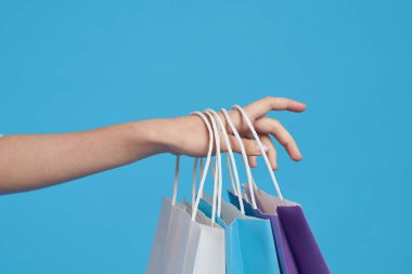 Çekici bir kadın alışveriş yaparken gülümse yaz stili mavi arka plan