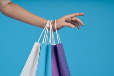 Elinde paketlerle neşeli bir kadın Alışverişkolik, izole bir geçmişi var.
