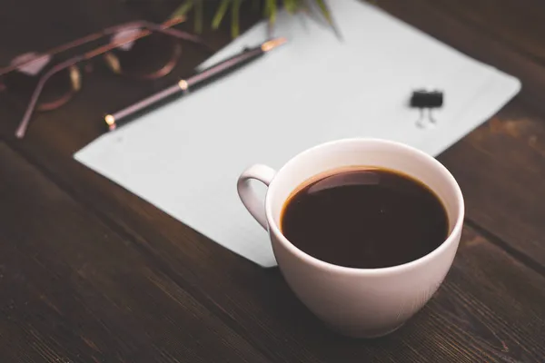 Mesa de madera taza de café bloc de notas accesorios negocio — Foto de Stock