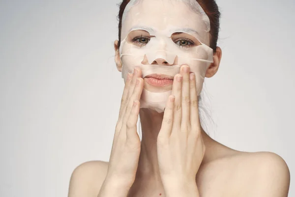 Femme en masque cosmétique soin du visage rajeunissement de la peau — Photo