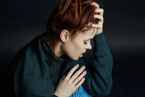 Smutna kobieta niezadowolenie pokonywanie siniaki depresja — Zdjęcie stockowe