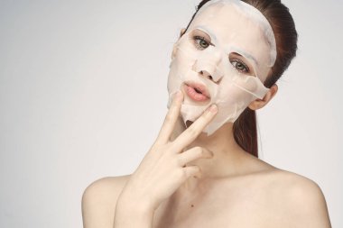 Kozmetik maskeli kadın cilt bakımı yenilemesi