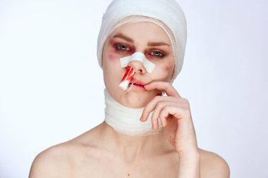 Burnunda kan lekesi olan kadın hasta tamponu izole edilmiş.