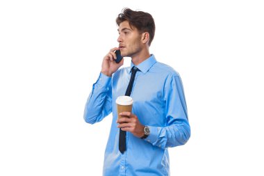 Müdür iletişimi telefonda. Bir fincan kahve izole edilmiş arka plan.