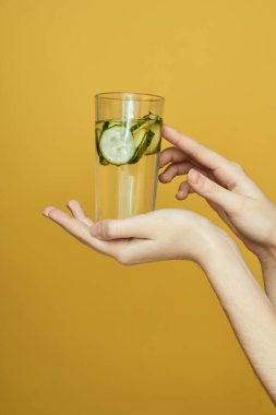 Salatalık taze vitaminler zehirden arındırma sarı arka plan kozmetolojisi