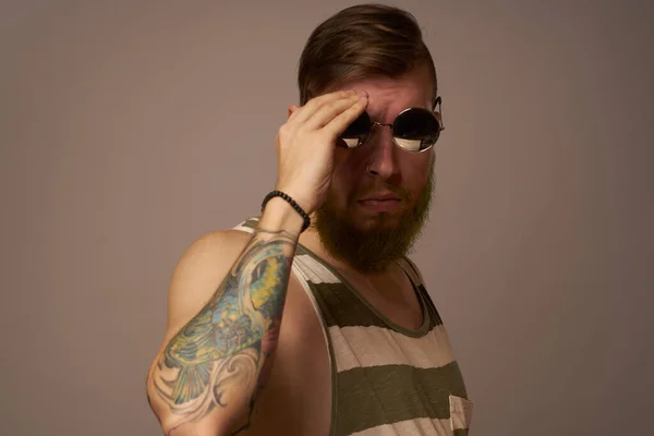 Brutal homem tatuagens em seus braços posando estilo de vida forma recortada vista — Fotografia de Stock