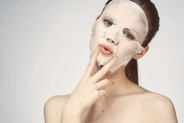 Женщина в косметической маске уход за кожей лица омоложение — стоковое фото