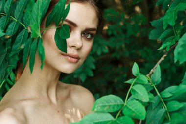 Makyajlı bir kadının portresi spa. Temiz hava modeli.
