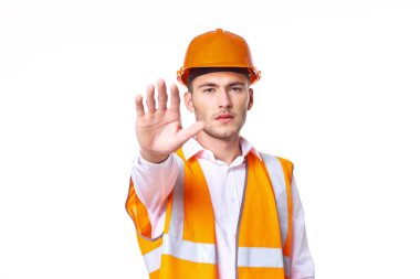 Turuncu üniformalı işçi inşaatta poz veriyor