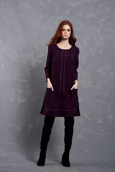 Vrouw in modieuze kleding in volle lengte poseren in studio glamour — Stockfoto