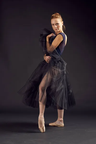 Mujer bailarina elegante estilo arte equilibrio artista oscuro fondo — Foto de Stock