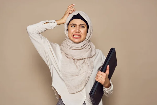 Muslim γυναίκα με φορητό υπολογιστή εργασίας τεχνολογία μάθησης — Φωτογραφία Αρχείου