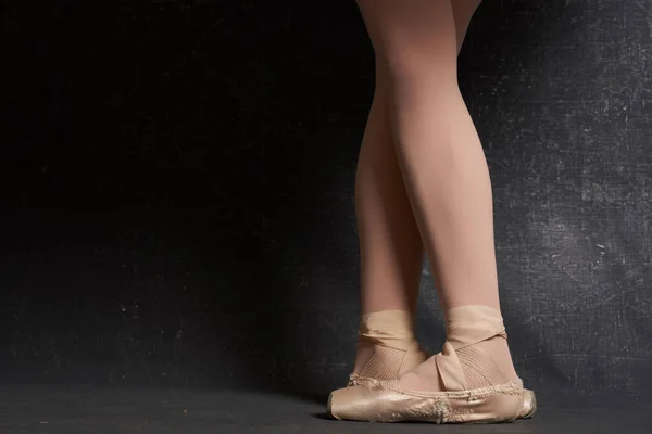 Nohy v baletní byty představení balerína tradiční tanec — Stock fotografie