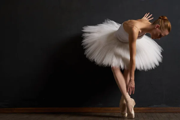 芭蕾舞演员表演经典的黑暗背景传统 — 图库照片