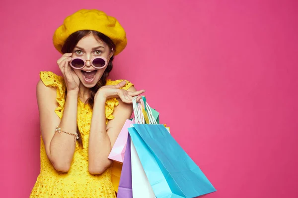 Hezká žena nakupování zábava životní styl růžové pozadí — Stock fotografie
