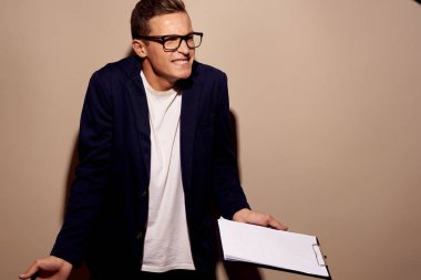 Ellerinde bej arkaplan olan iş adamları