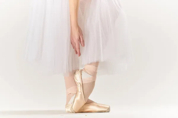 バレリーナの足のダンスは、古典的なスタイルの光の背景を実行 — ストック写真