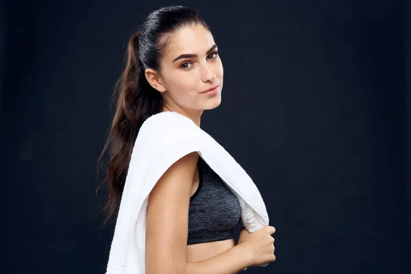 Mulher esportiva com toalha exercício fitness lifestyle — Fotografia de Stock