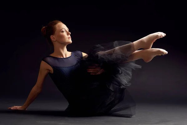 Kobiety baleriny taniec wykonywane klasyczny styl ciemne tło — Zdjęcie stockowe