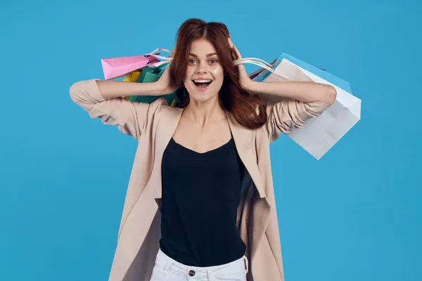 Glamorös kvinna attraktiv look shopping leende sommar stil blå bakgrund — Stockfoto