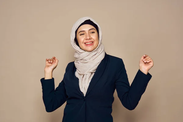 Muslim kvinna med miniräknare i händerna arbete kontor företag — Stockfoto