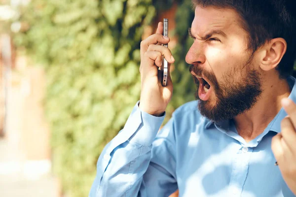 Hombre de negocios con teléfono que comunica en la calle — Foto de Stock