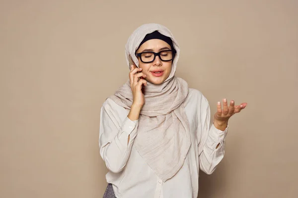 Moslim vrouw met laptop werk leren technologie — Stockfoto
