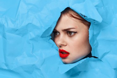 Kadın yüzü mavi arka planda kırmızı dudaklar makyaj duyguları