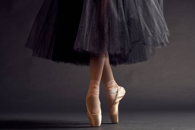 Kadın dansçı klasik stil icra etti izole arka plan