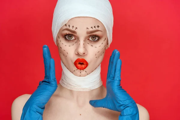 Egy személy Vörös ajkak plasztikai műtét csupasz vállak piros háttér — Stock Fotó