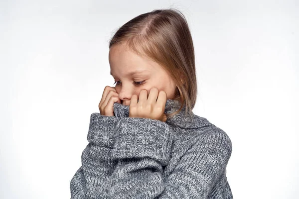 Chica en suéter temperatura problemas de salud fondo de luz —  Fotos de Stock