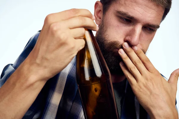 Un hombre en una camisa a cuadros beber cerveza alcohol emoción aislado fondo —  Fotos de Stock