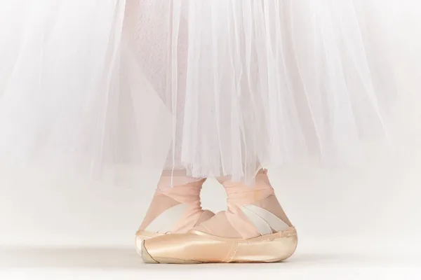 Bailarina pies silueta de una mujer rendimiento gracia estudio estilo de vida —  Fotos de Stock