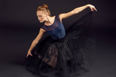 Güzel kadın dansı klasik tarzda izole edilmiş arka plan performansı sergiledi