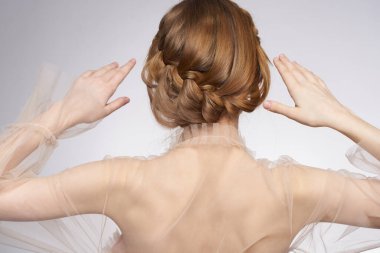 Çekici ışık arkaplanı gibi giyinmiş neşeli bir kadın.