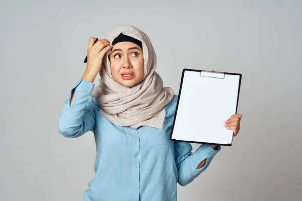 Muselman kvinna i hijab dokument kontor arbete — Stockfoto