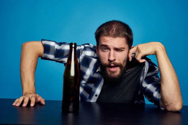 Бородатий чоловік алкоголізм проблеми емоції депресія стиль життя — стокове фото
