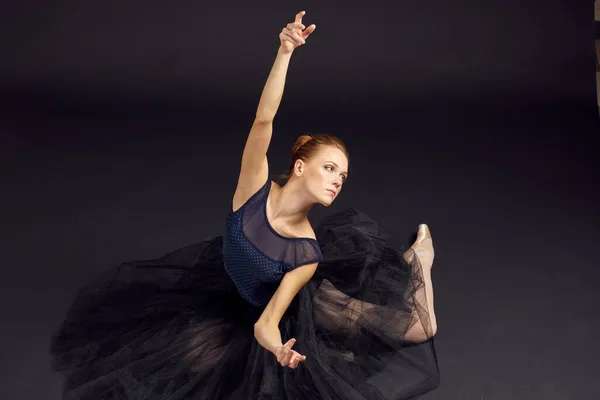 Γυναικείο χορό χορεύτρια εκτελούνται κλασικό στυλ απομονωμένο φόντο — Φωτογραφία Αρχείου