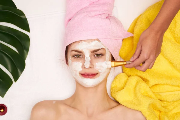 Vidám nő spa kezelések kozmetikumok szépség szalon kilátás felülről — Stock Fotó