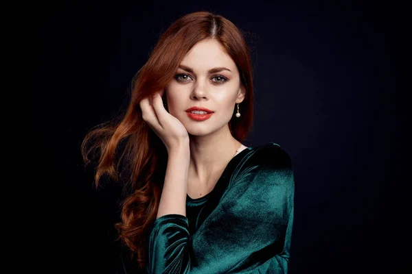 Mulher bonita vestido verde lábios vermelhos charme close-up — Fotografia de Stock