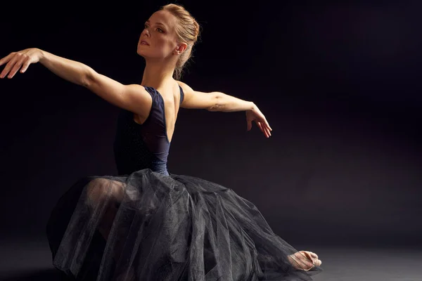 Femme danseuse dans une robe noire danse mode exercice studio style de vie — Photo