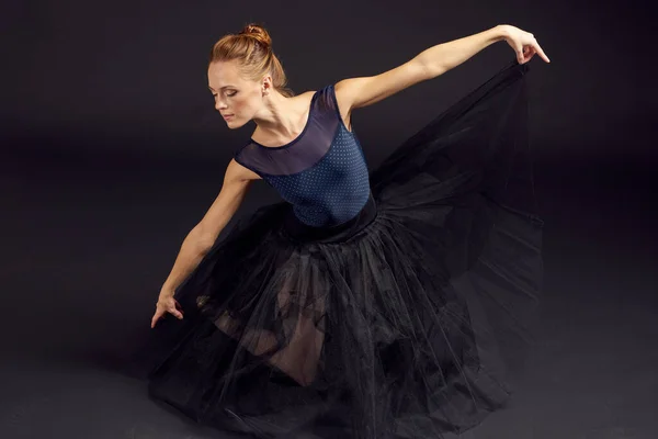 Hermosa danza de la mujer realiza estilo clásico aislado fondo —  Fotos de Stock