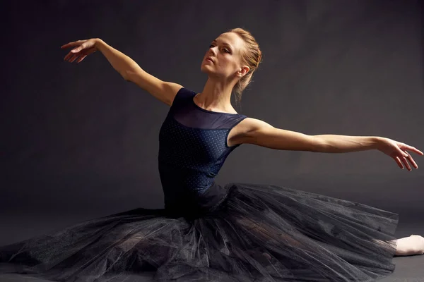 Mujer bailarina elegante estilo arte equilibrio artista aislado fondo — Foto de Stock