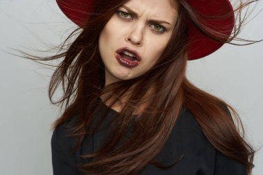 Metal cadı kostümü giyen kadın. Kırmızı şapkalı, mistik bayram.