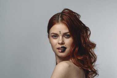 Yüzü makyajlı neşeli kadın burç burcu Gemini astronomi modeli