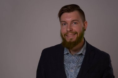 İş adamı özgüveni ofis memuru pozu