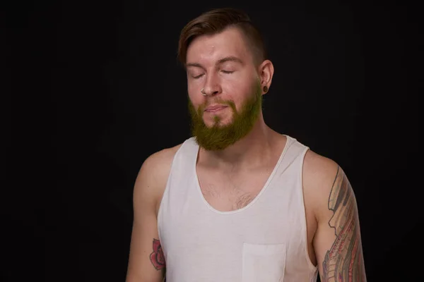 Élégant homme barbu dans un t-shirt blanc avec des tatouages sur ses bras mode — Photo