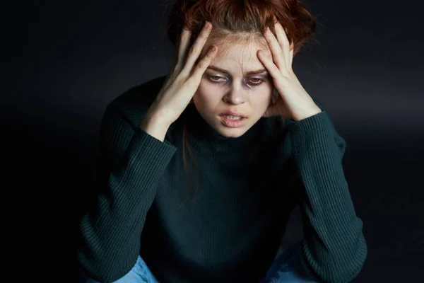 Emotionell kvinna depression sjukdom smärta slå aggression — Stockfoto